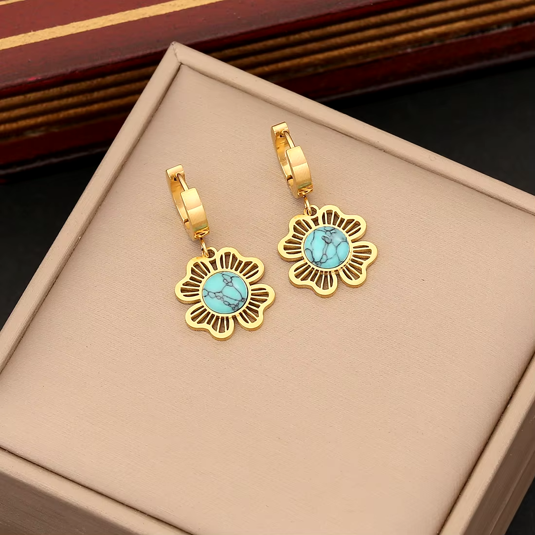 עגילי חישוק ופרח לטיסייה