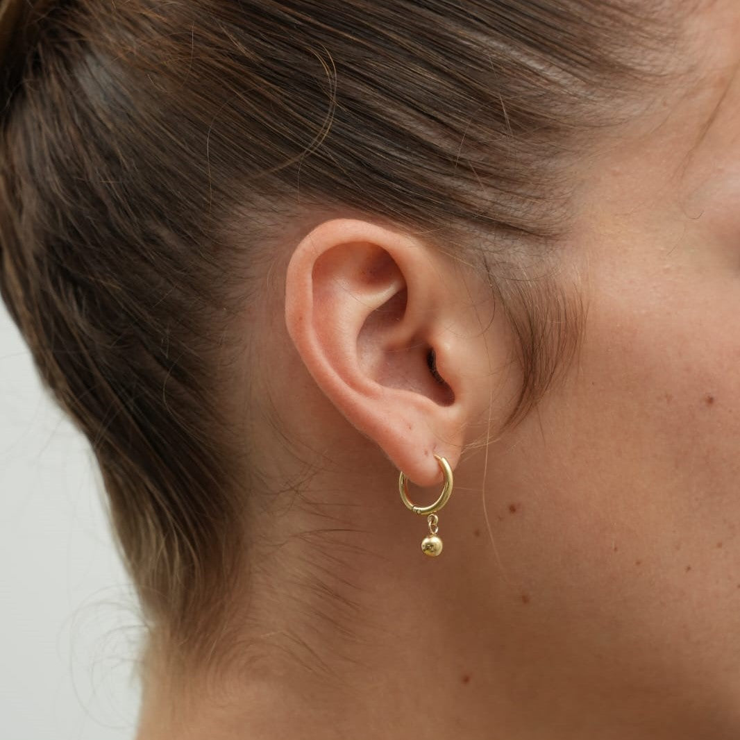 עגילי חישוק וכדור תלוי