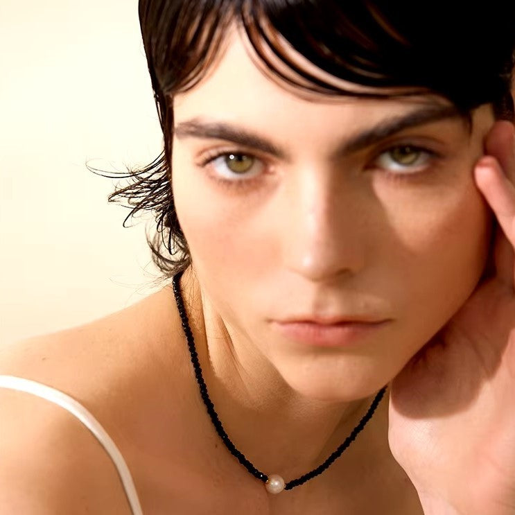 שרשרת חרוזים שחורים ופנינה