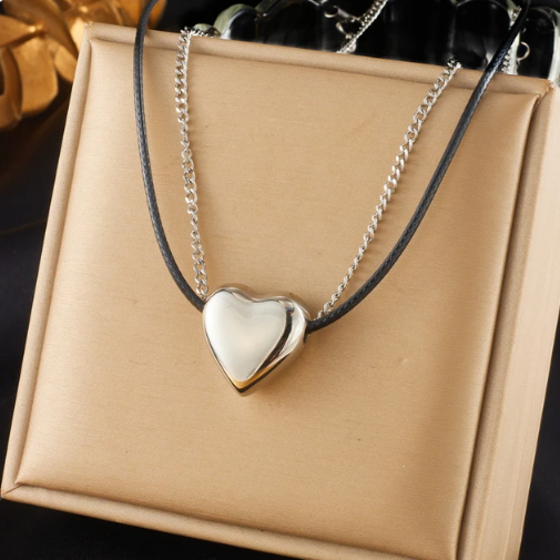 שרשרת כפולה עור שחור ולב