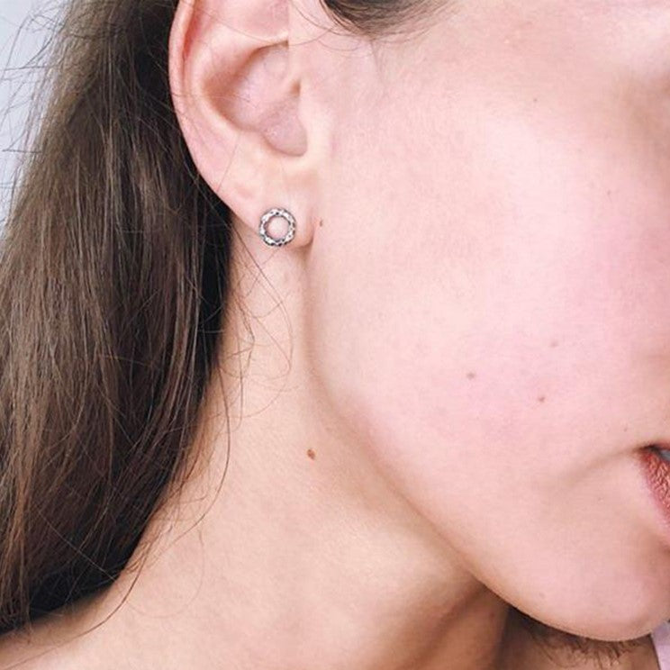 עגיל עיגול חלול מעוטר