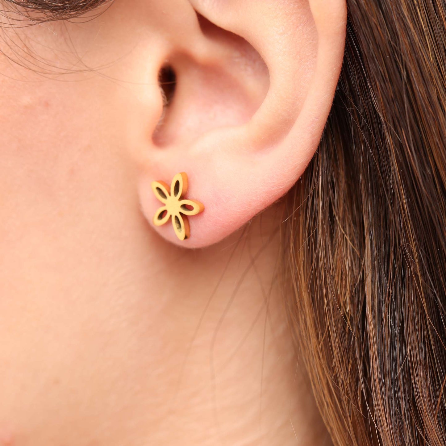 עגילים צמודים פרח חלול